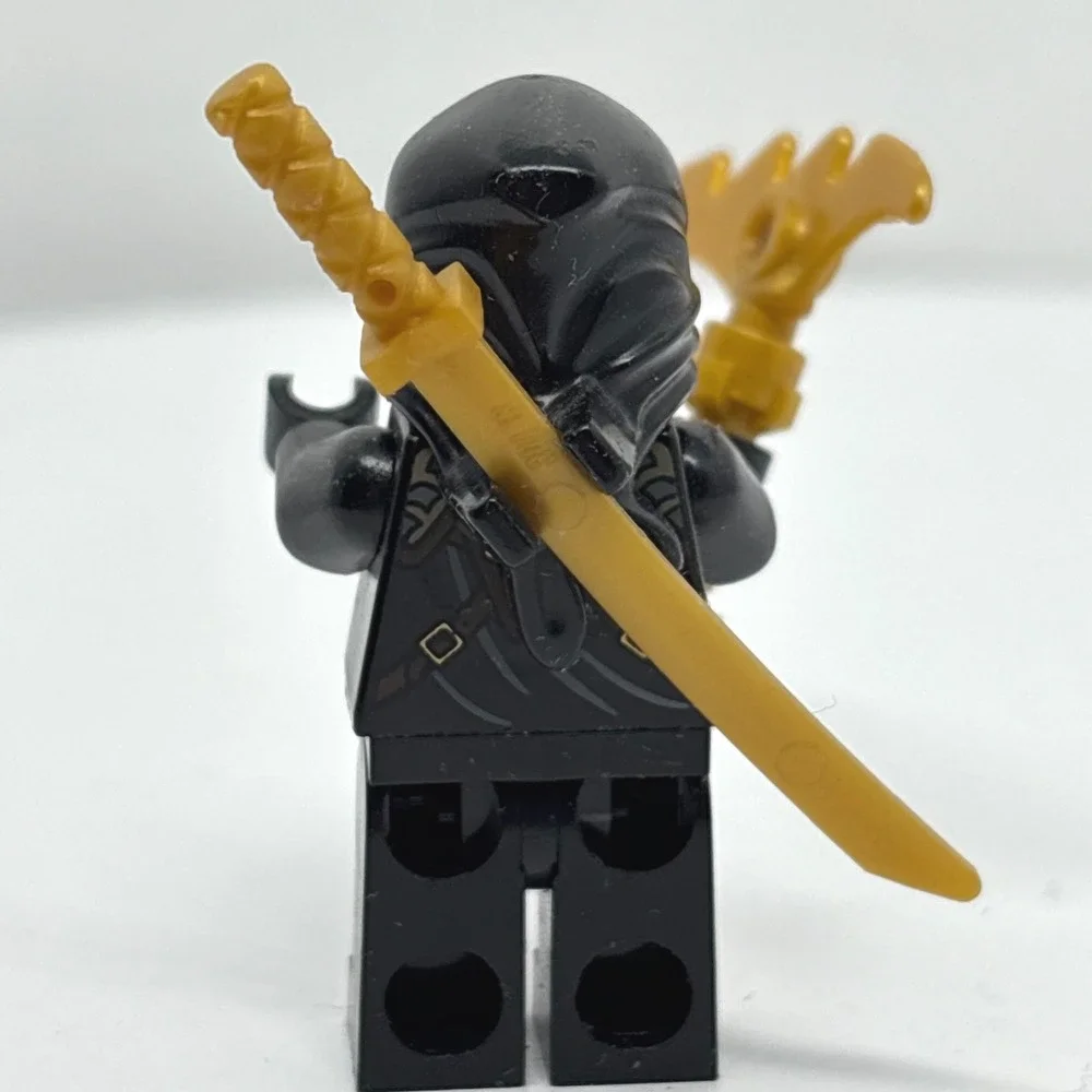 LEGO Ninjago Legacy Cole Minifigure with Golden Scythe and Katana Black Ninja
